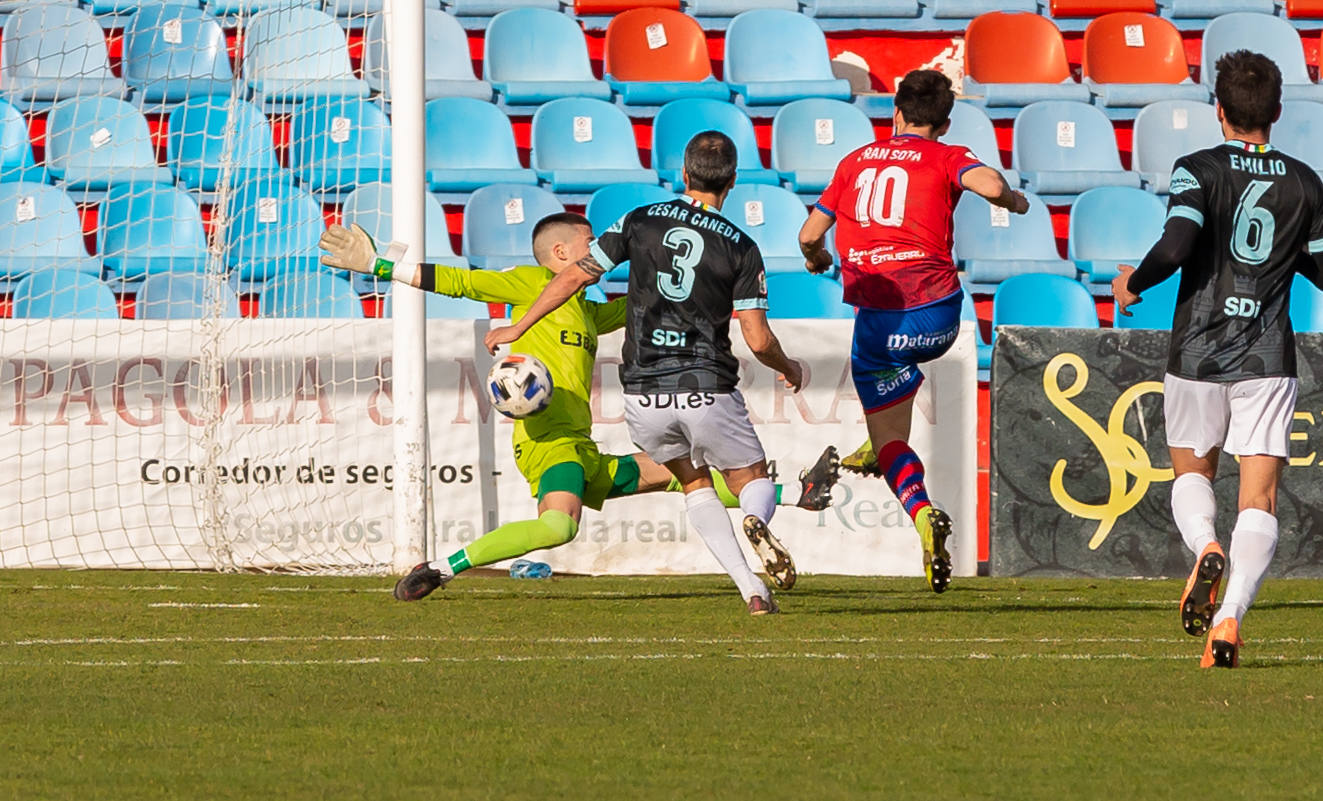 Fotos: Las imágenes del derbi entre el Calahorra y la SD Logroñés en La Planilla