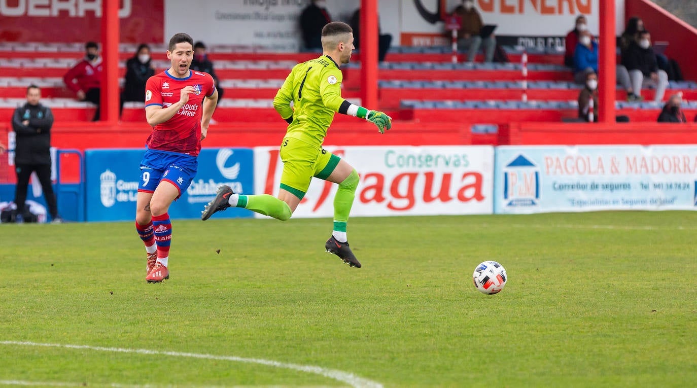 Fotos: Las imágenes del derbi entre el Calahorra y la SD Logroñés en La Planilla