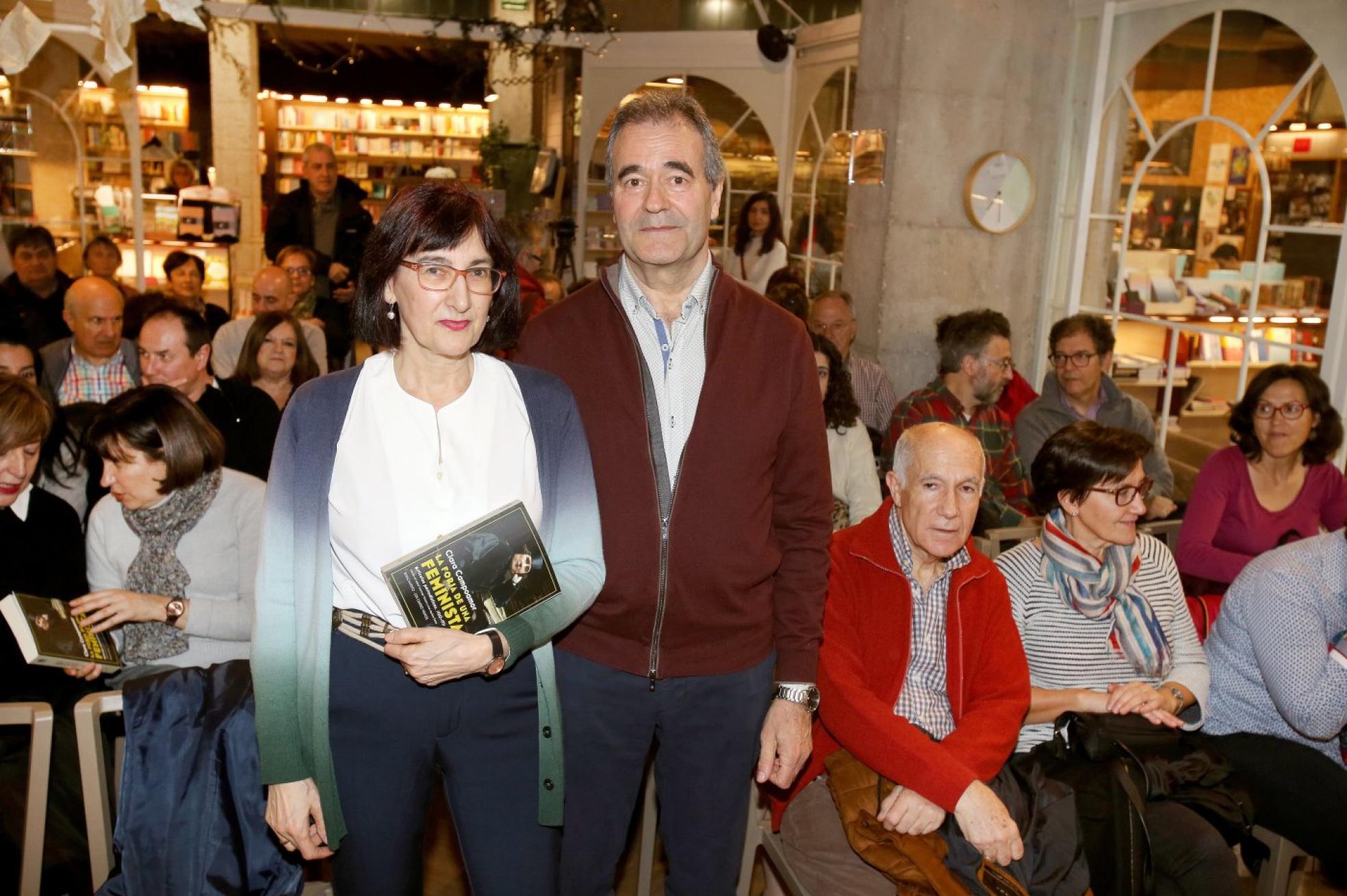 Isabel Lizarraga y Juan Aguilera, en la presentación de su anterior libro sobre Campoamor hace un año. 