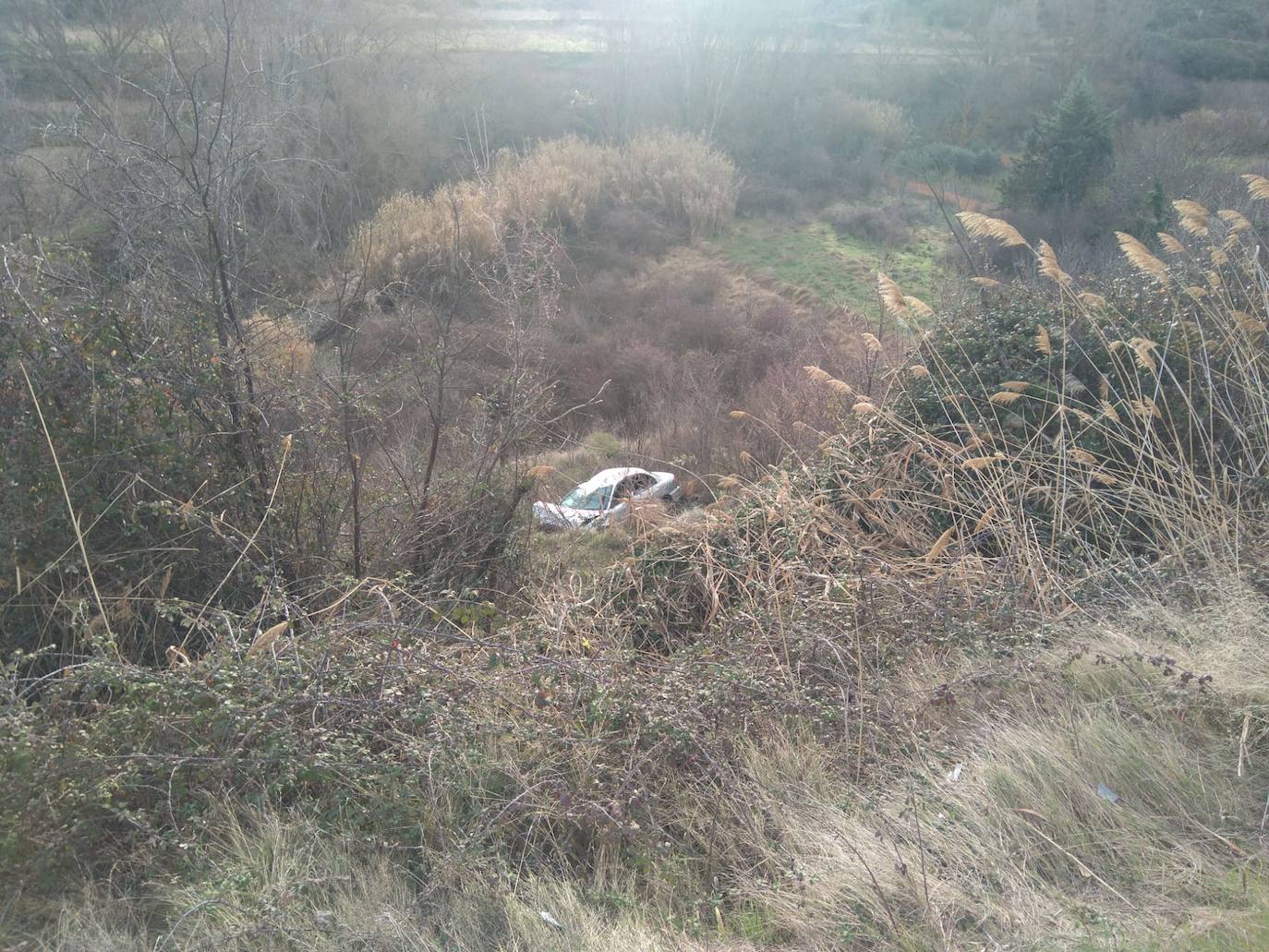 Imagen principal - Un hombre resulta herido tras salirse de la vía con su vehículo en Cervera