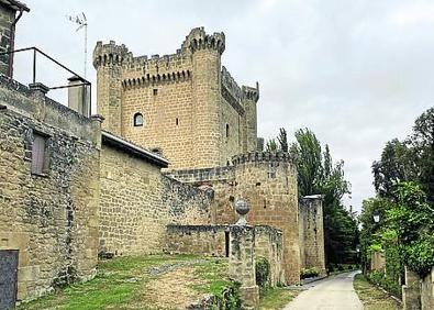 Imagen secundaria 1 - Entorno de la iglesia de La Asunción de Briñas, castillo de Sajazarra y, a la derecha, imagen del Barrio de la estación de Haro.