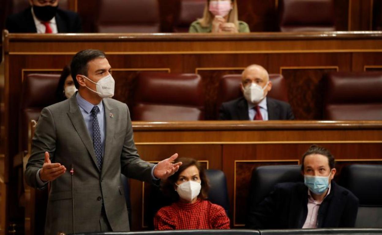 Sánchez interviene este miércoles en el pleno ante la mirada de Calvo y Pablo Iglesias.