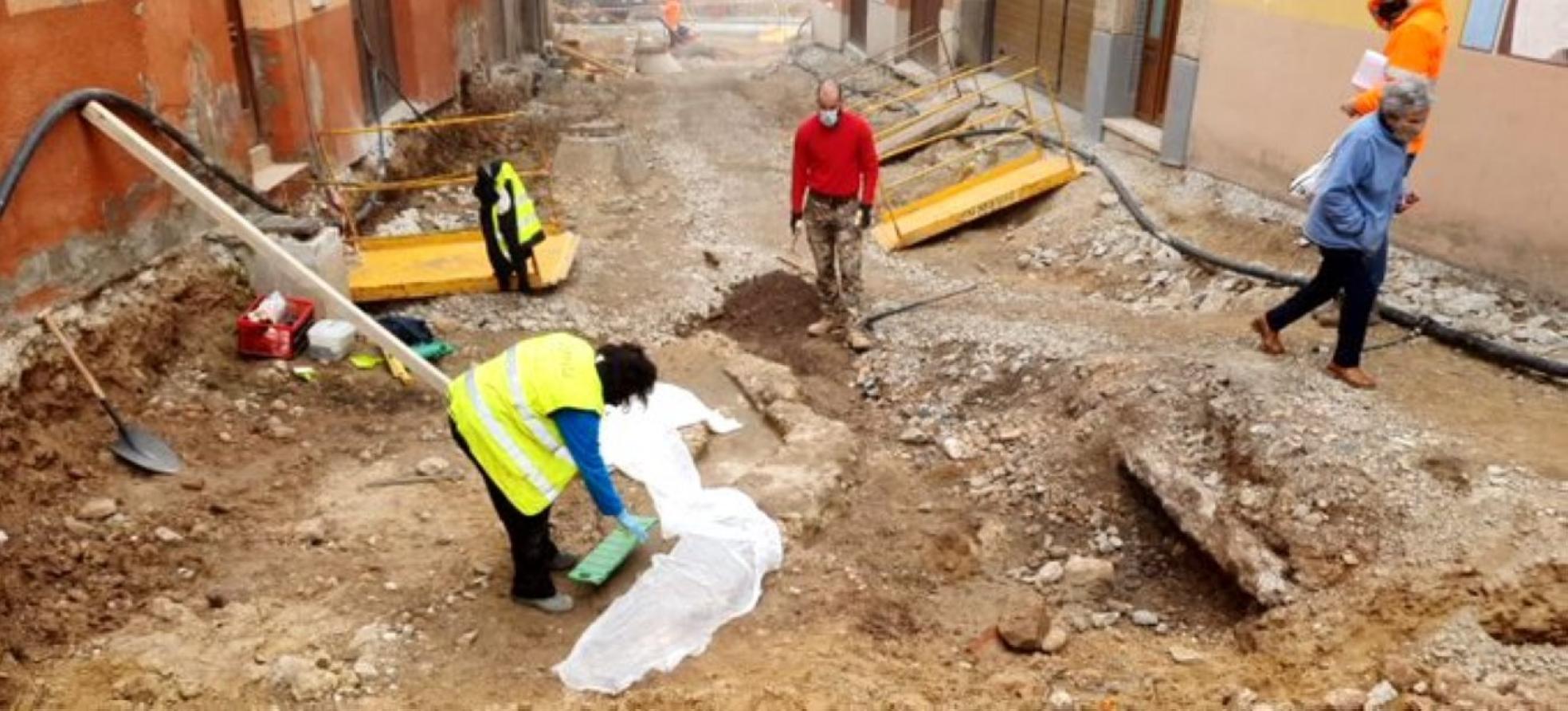 Calle Eras. Labores de protección de la canalización romana que se va a retirar. 