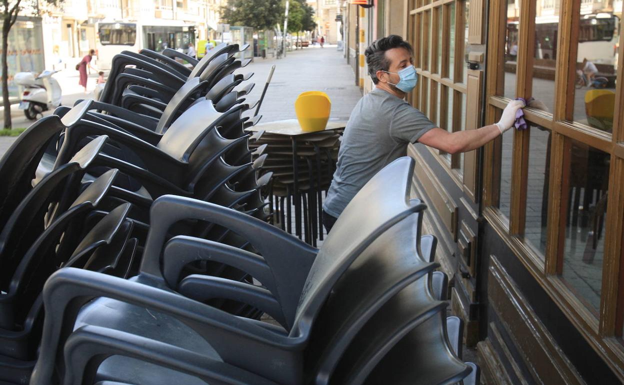 Terrazas cerradas en Vitoria por las restricciones.