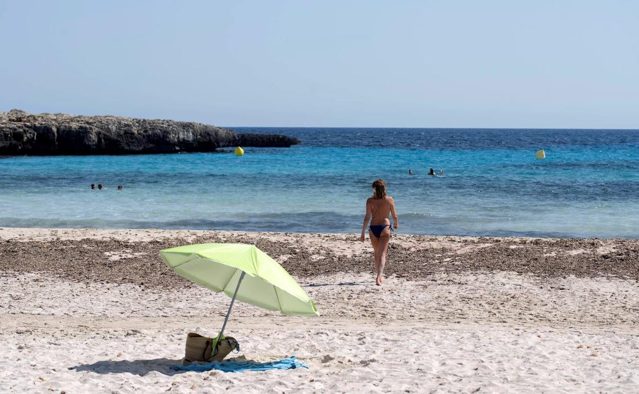 Una playa casi vacía en Menorca.