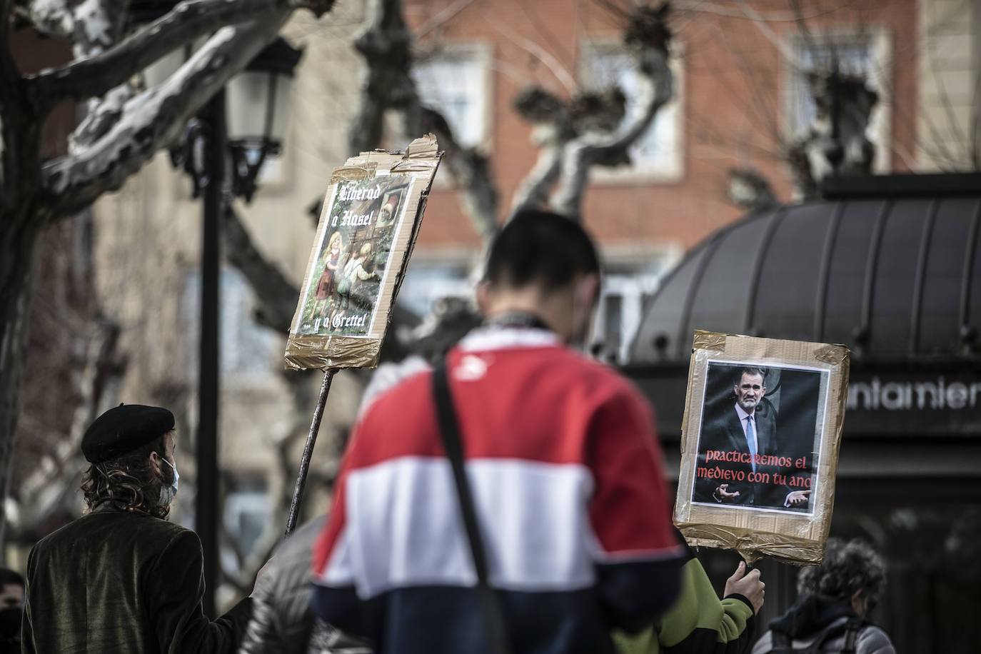 Fotos: Un centenar de personas reclaman en Logroño libertad para Pablo Hasél