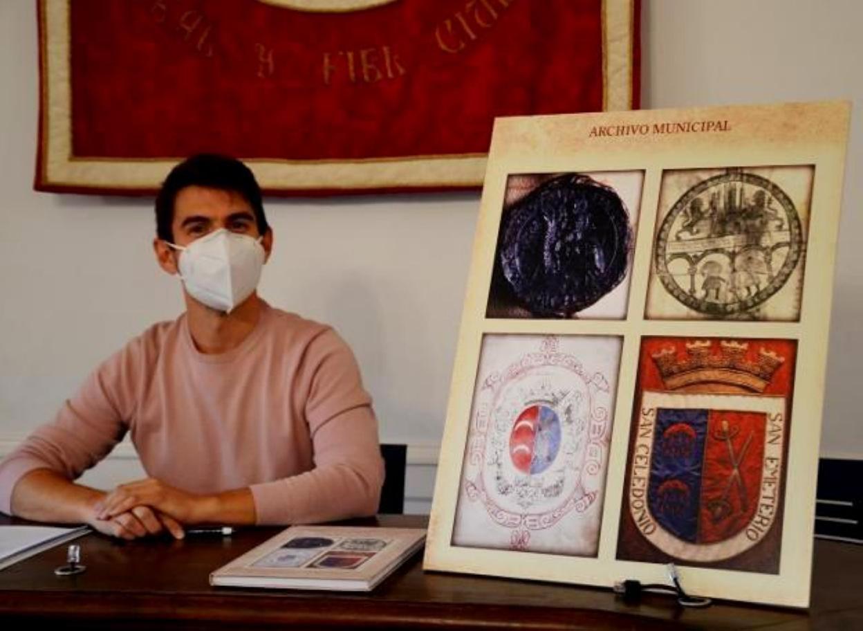 El concejal de Cultura, Esteban Martínez, con el trabajo del archivo municipal sobre el escudo de Calahorra. 