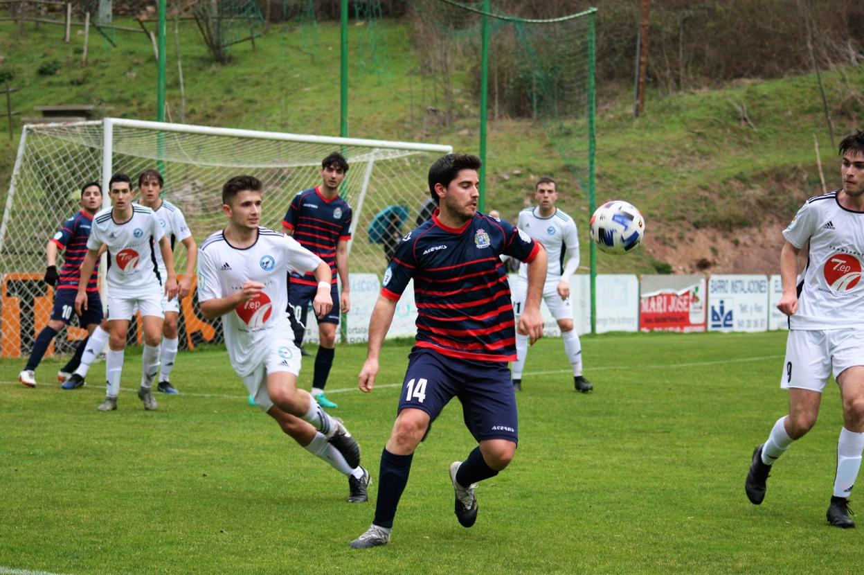 Elías, que abrió el marcador, trata de controlar un balón. 