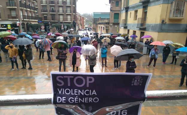 La lluvia no impidió que los vecinos de Quel se reunieran en la plaza de España para condenar la agresión sufrida por su enfermera a manos de su pareja. 