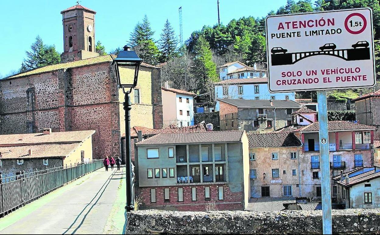 El viaducto San Martín de Ortigosa de Cameros, con la reciente señalización, que ya quedará obsoleta. 