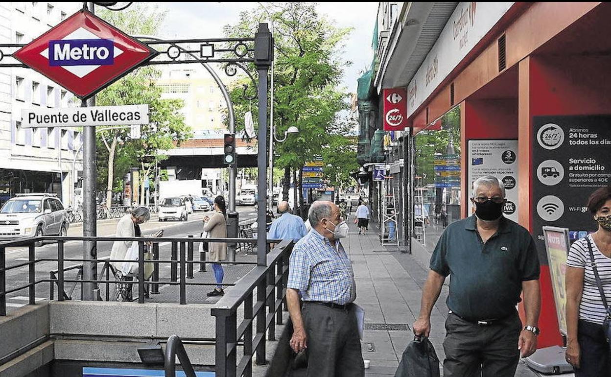 Vecinos de Puente de Vallecas, en Madrid.