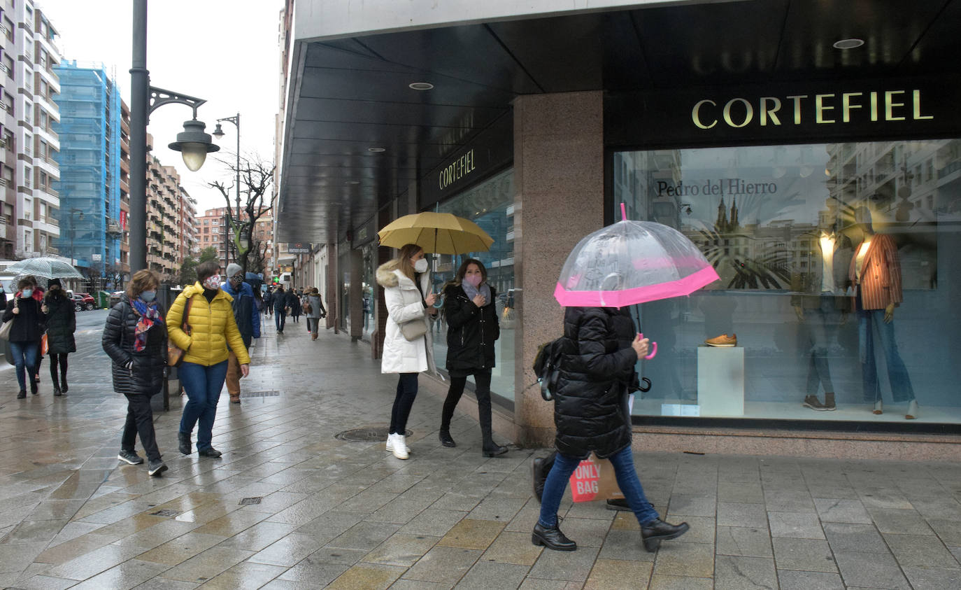 Sin aglomeraciones, la vuelta de clientes a las vías más comerciales de Logroño fue patente 