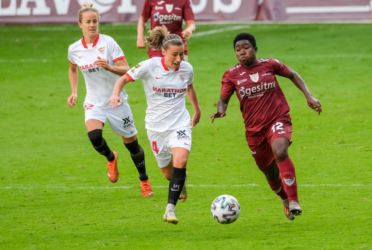 La jugadora ghanesa, Grace Asantewaa, con el cuero en el partido contra el Sevilla en Las Gaunas. 