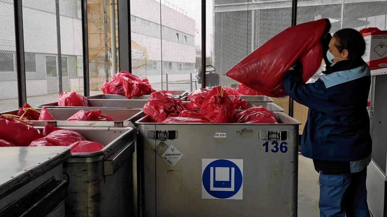 Las bolsas rojas con los residuos sanitarios infecciosos son depositadas en un almacén especial del hospital San Pedro hasta que son retiradas por el gestor autorizado. 