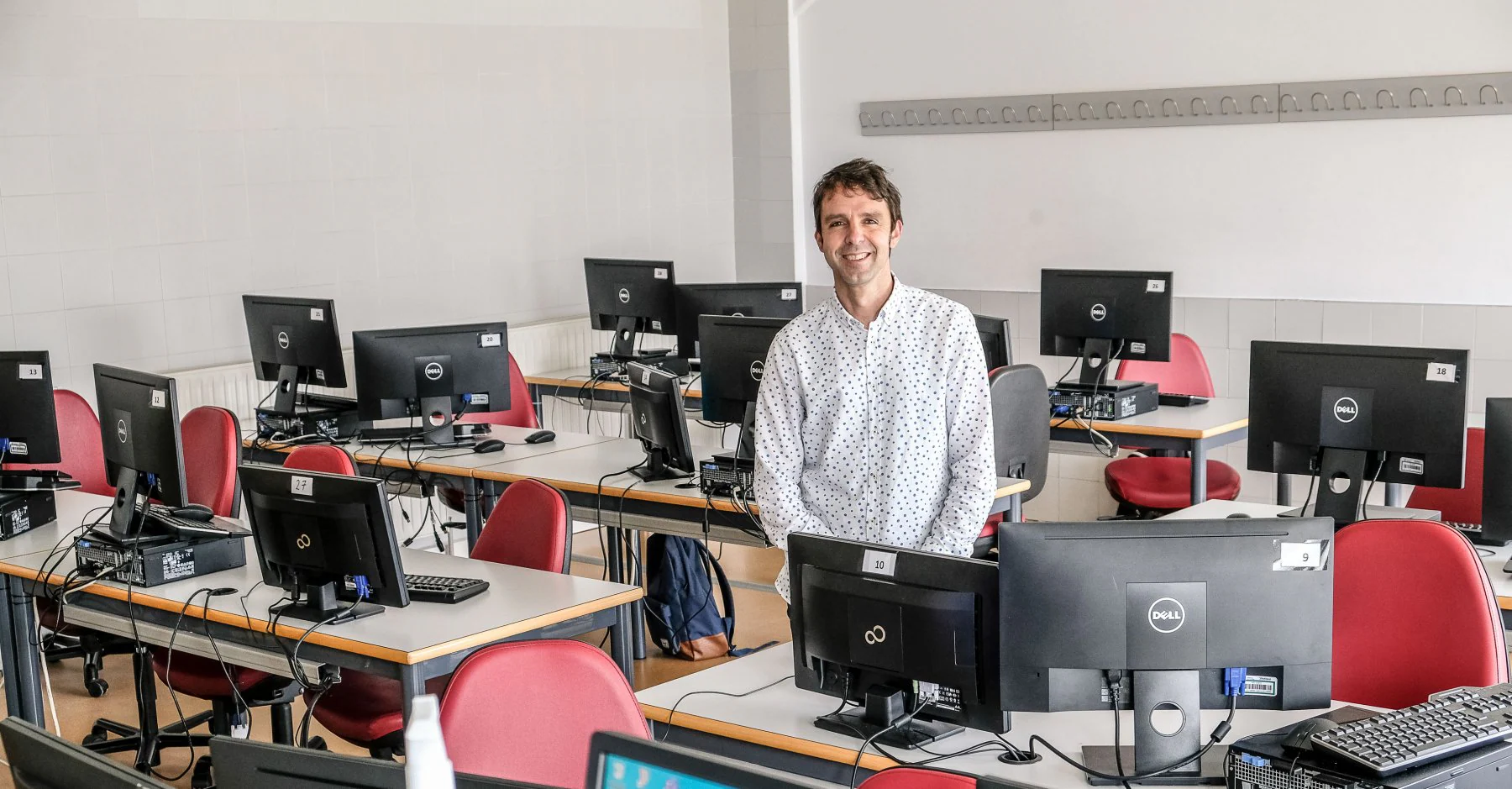 Alfonso Ruiz Escudero, director del IES Comercio, en un aula de ciclos de FP. 