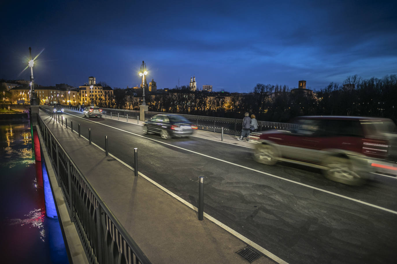 Además de las 16 farolas, esta noche se ha podido apreciar, y los logroñeses han inmortalizado este momento, las luces de colores en los ojos de la infraestructura