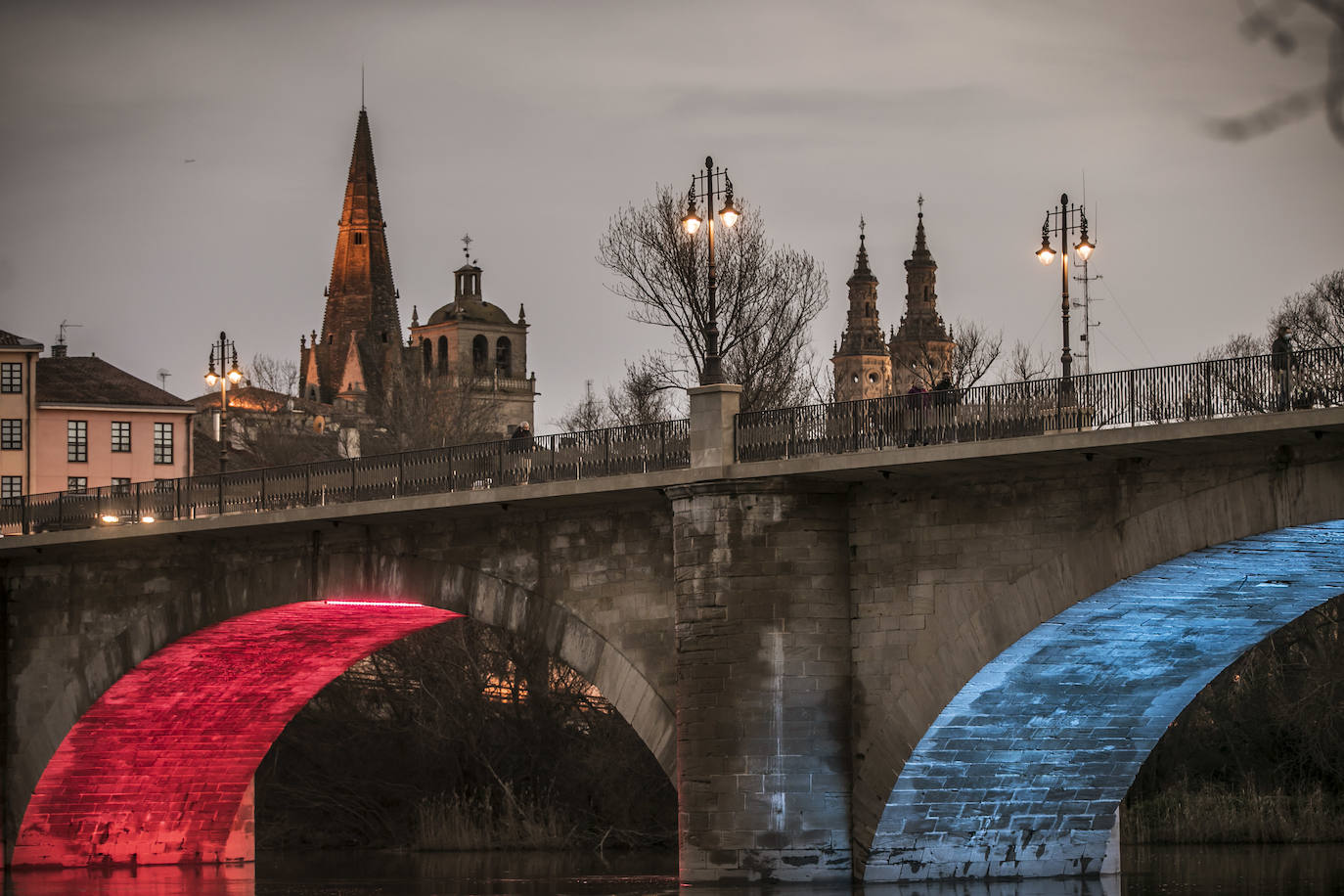 Además de las 16 farolas, esta noche se ha podido apreciar, y los logroñeses han inmortalizado este momento, las luces de colores en los ojos de la infraestructura