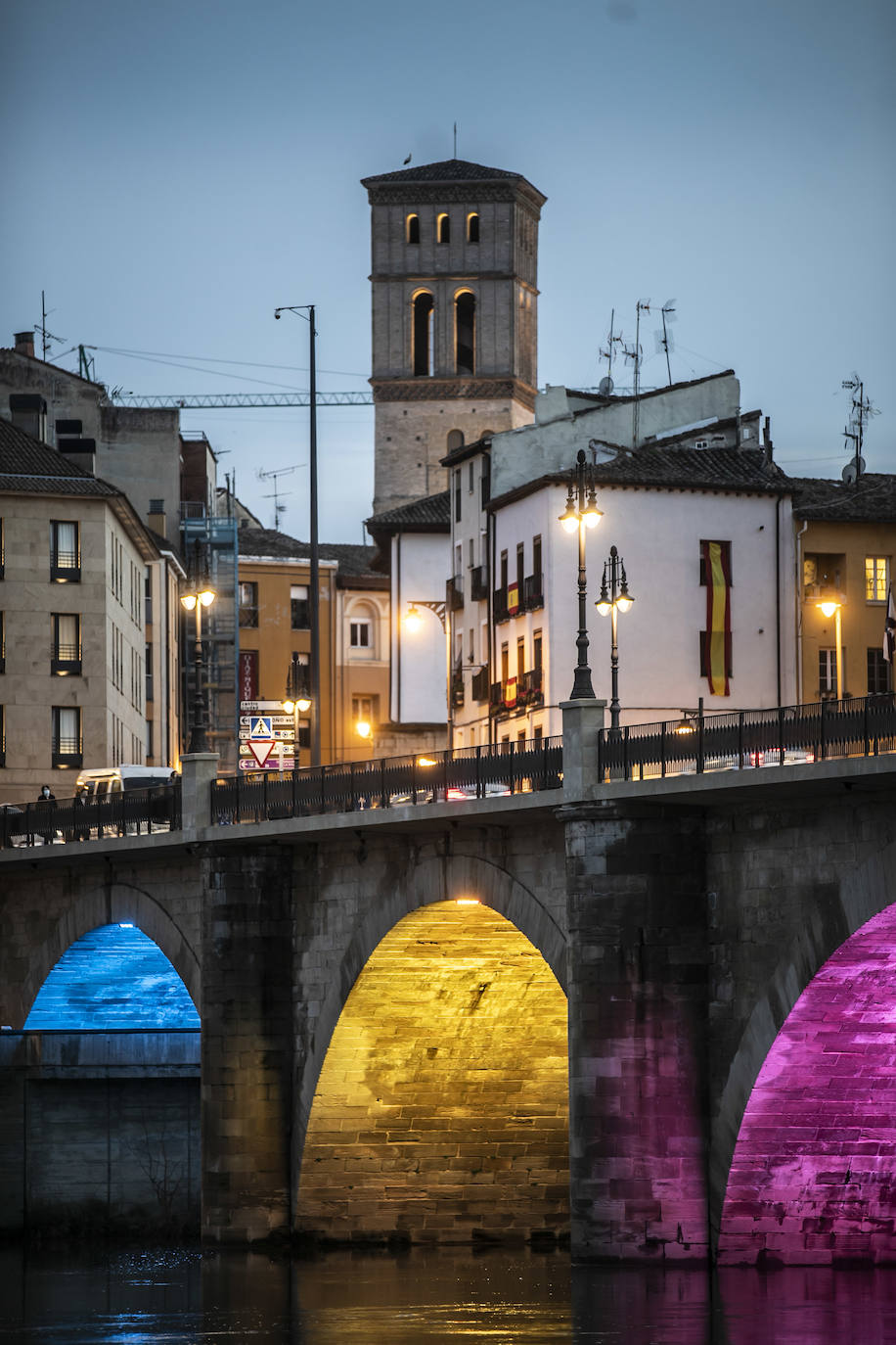 Además de las 16 farolas, esta noche se ha podido apreciar, y los logroñeses han inmortalizado este momento, las luces de colores en los ojos de la infraestructura