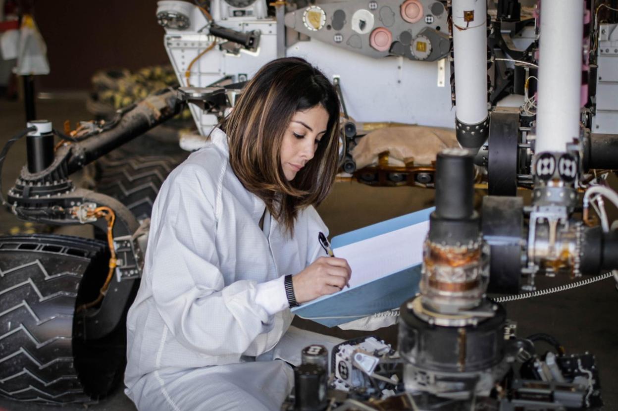 Arriba, la colombiana Diana Trujillo trabajando en la NASA 