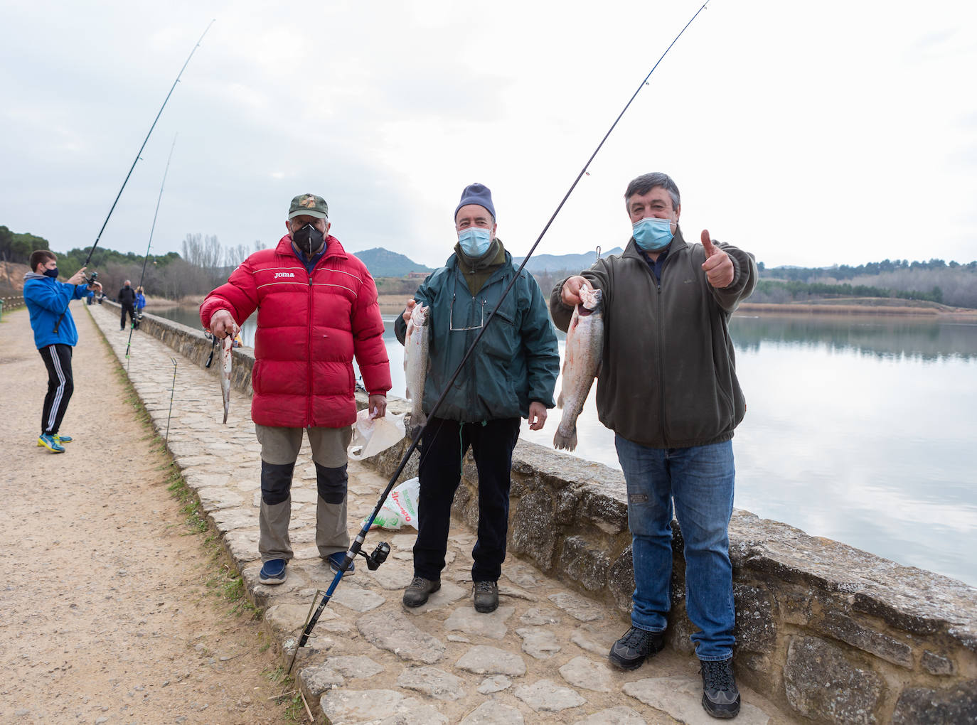 Fotos: La pesca regresa al pantano de La Grajera