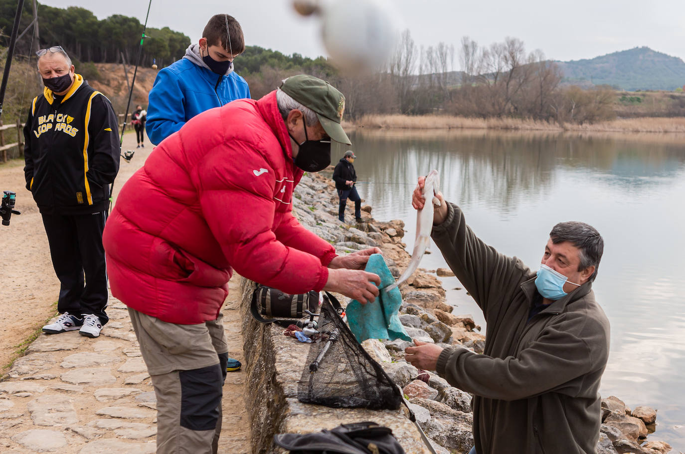 Fotos: La pesca regresa al pantano de La Grajera