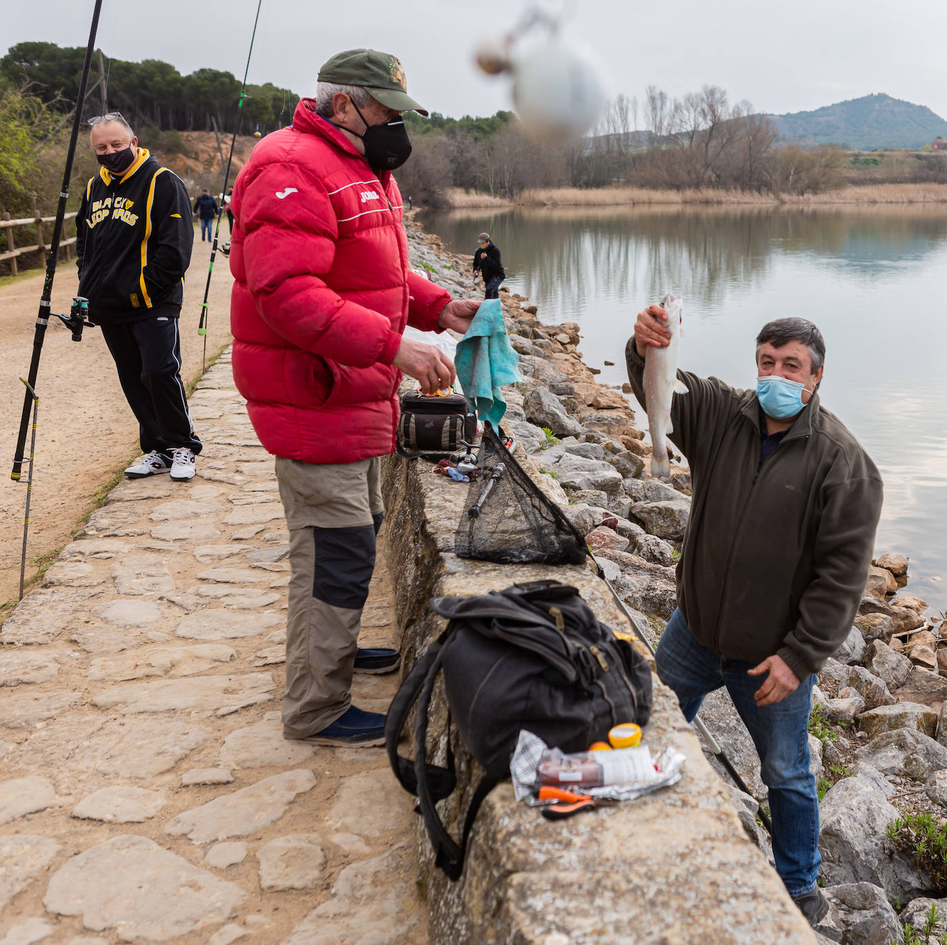 Fotos: La pesca regresa al pantano de La Grajera