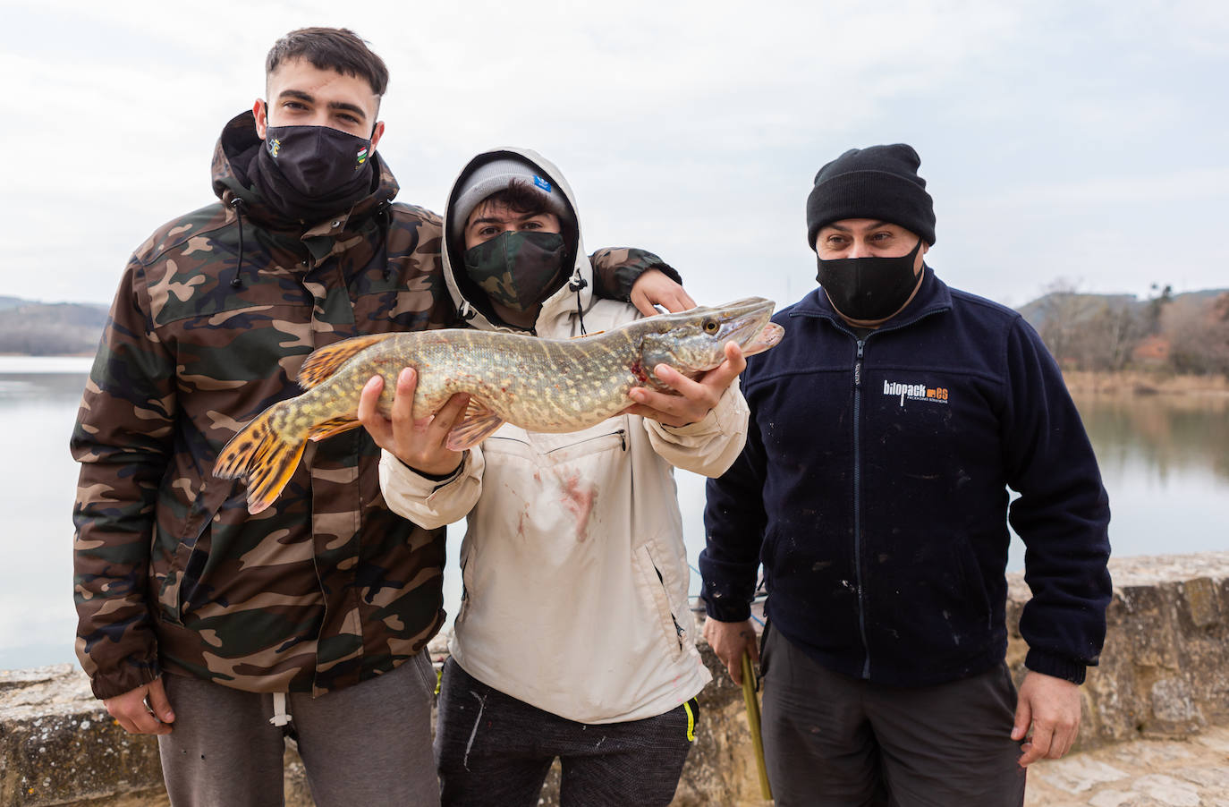 Fotos: La pesca regresa al pantano de La Grajera