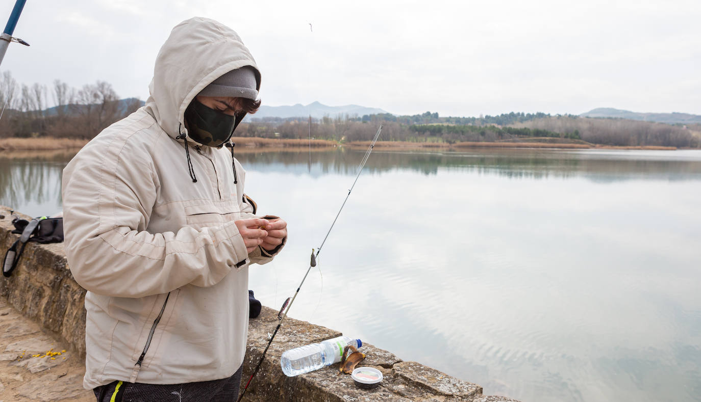 Fotos: La pesca regresa al pantano de La Grajera