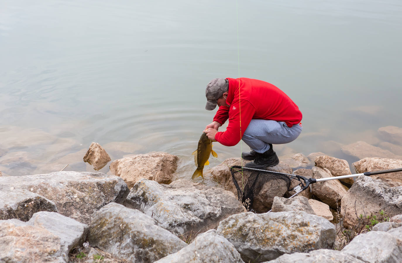 Fotos: La pesca regresa al pantano de La Grajera