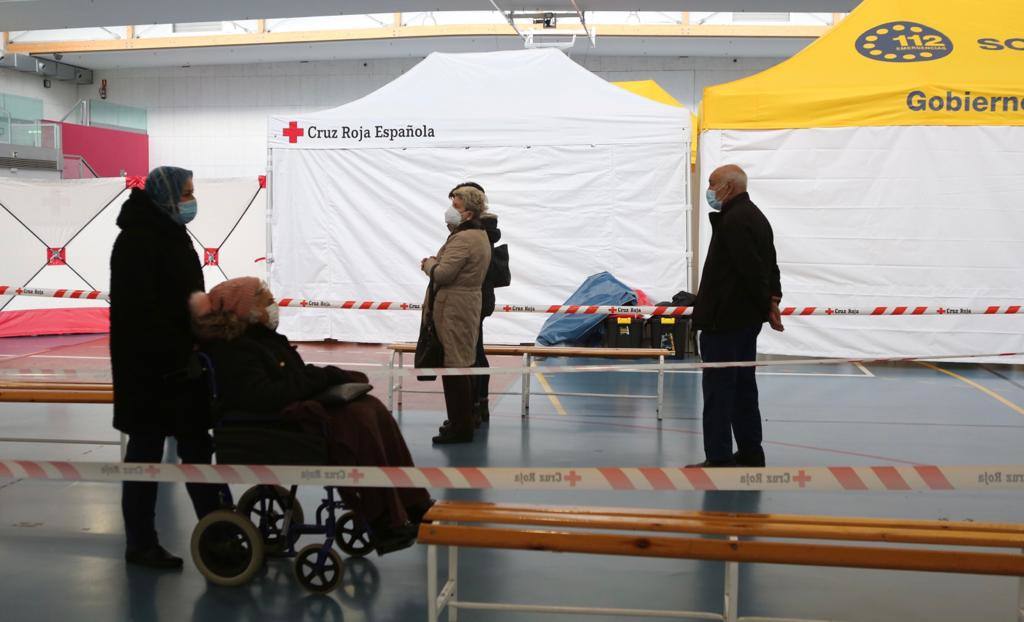 Ya ha comenzado la vacunación de los mayores de 80 años de Nájera y su comarca en el pabellón multiusos 'Ciudad de Nájera', una campaña que se va a llevar a cabo a lo largo de este lunes y de mañana martes. 