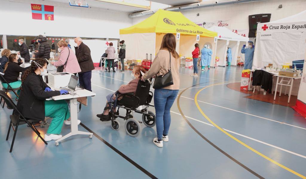 Ya ha comenzado la vacunación de los mayores de 80 años de Nájera y su comarca en el pabellón multiusos 'Ciudad de Nájera', una campaña que se va a llevar a cabo a lo largo de este lunes y de mañana martes. 