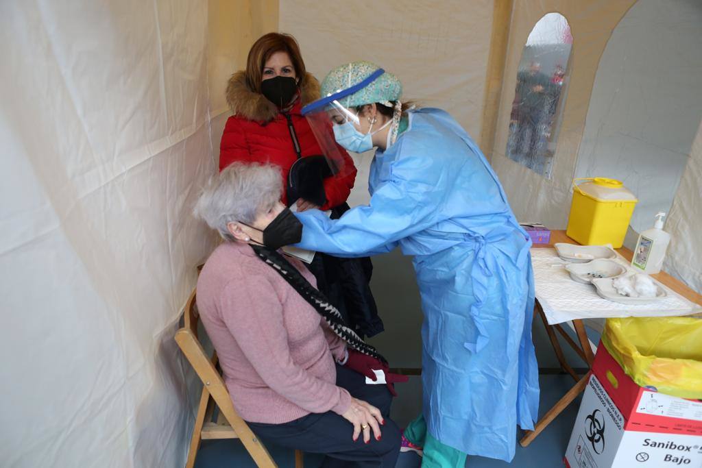 Ya ha comenzado la vacunación de los mayores de 80 años de Nájera y su comarca en el pabellón multiusos 'Ciudad de Nájera', una campaña que se va a llevar a cabo a lo largo de este lunes y de mañana martes. 