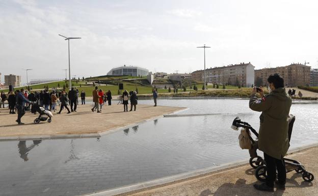 Imagen principal - Primeros paseos por el nuevo parque del soterramiento