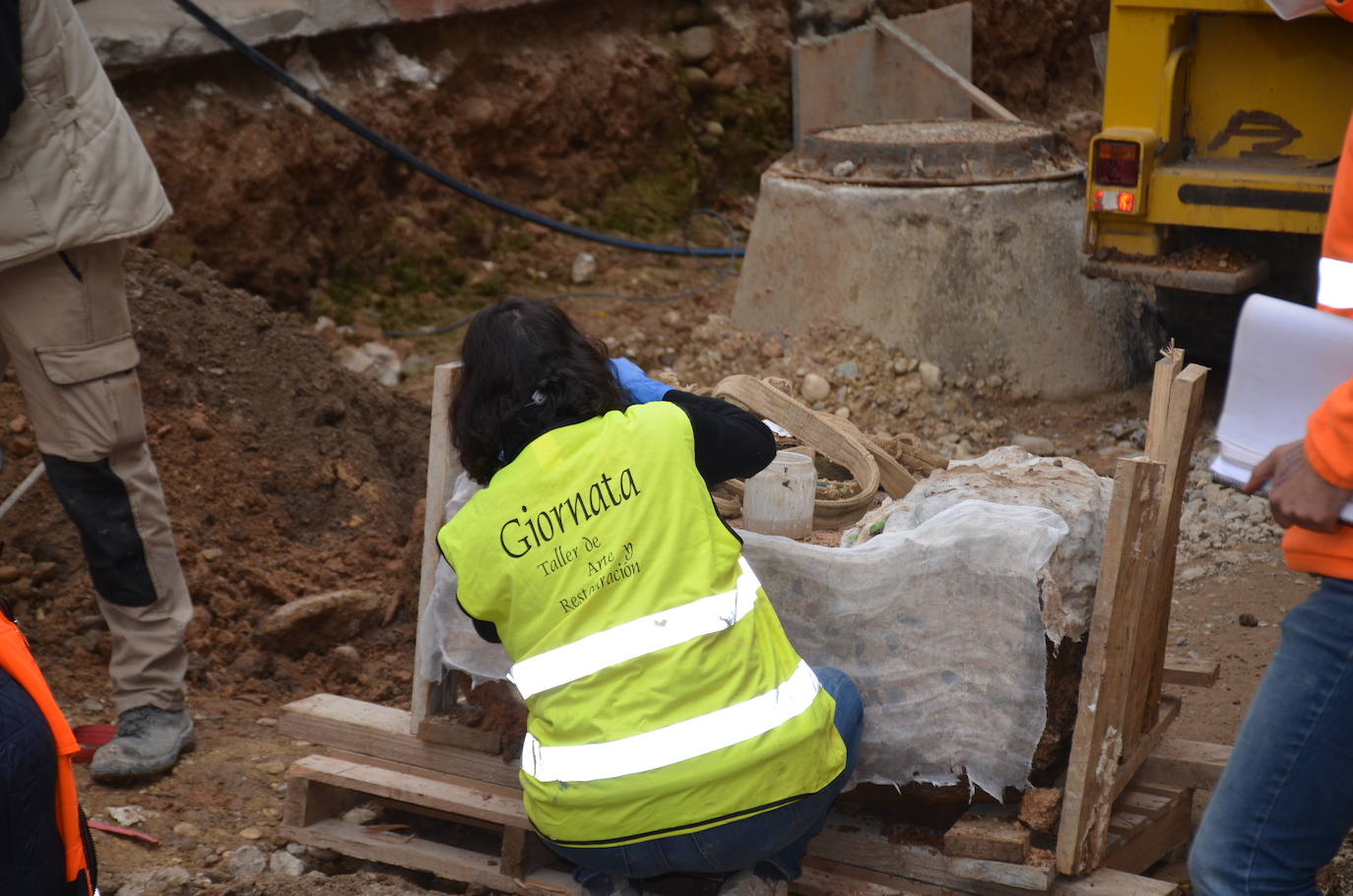 Fotos: Extracción de una canalización de la época romana en Calahorra