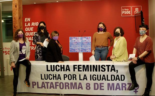 Imagen principal - Representantes de la Coordinadora 8 de Marzo han leído esta mañana el manifiesto en favor de la igualdad y que volverán a pronunciar el lunes, a las 19 horas, en la Concha del Espolón. Abajo, reproducciones de los cupones conmemorativos de la ONCE para el Sorteo del lunes y con motivo del Día Internacional de la Mujer e imagen del puente de Piedra, que se iluminará de color morado