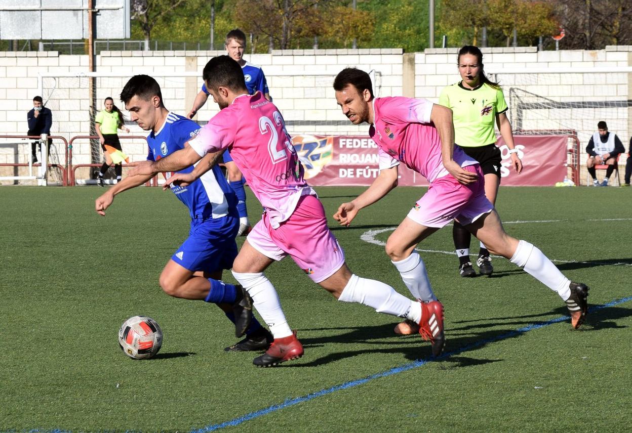 Iker 'Kawasaki' intenta deshacerse de la defensa del Agoncillo. 