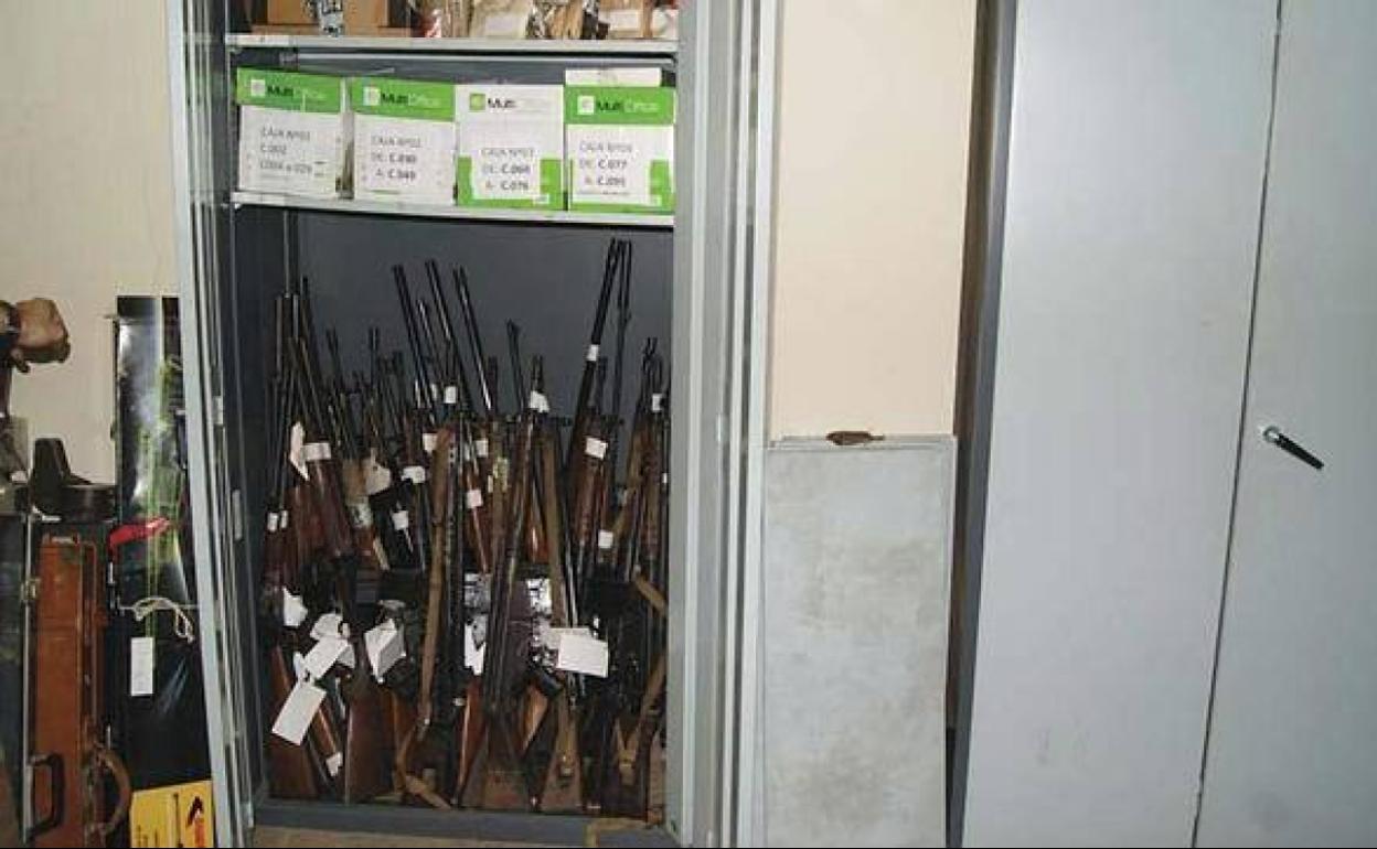 Diferentes armas depositadas en un armario de la Audiencia Nacional.