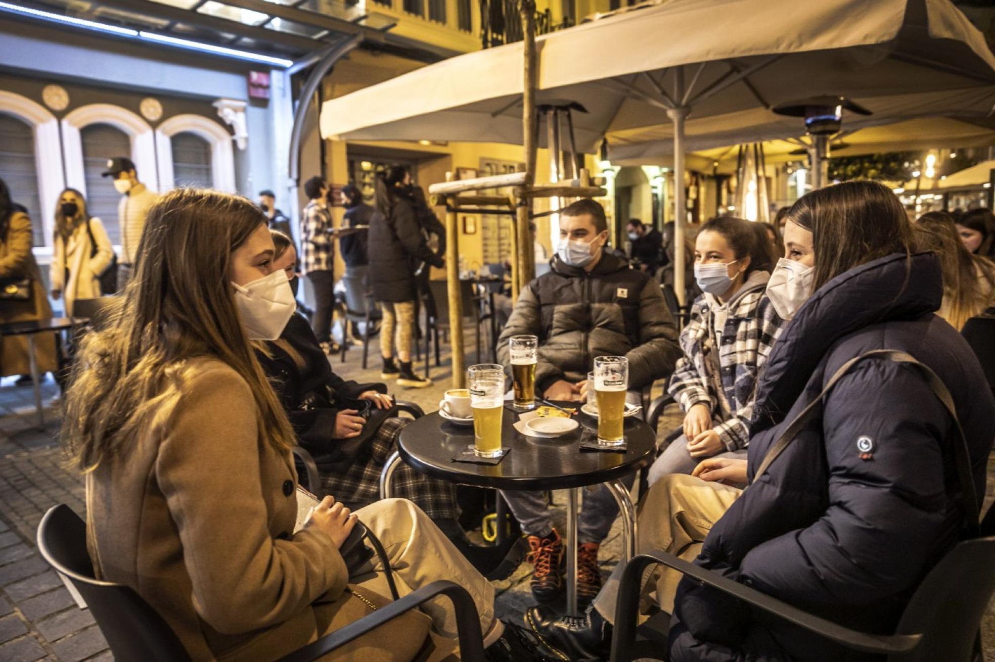 Un grupo de jóvenes de entre 16 y 18 años en la terraza del Pasarena, en Bretón de los Herreros, una de las zonas que frecuentan. 