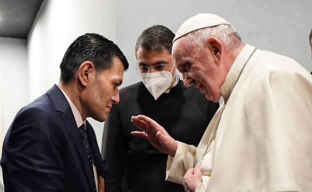 El papa Francisco con el padre del niño sirio Alan Kurdi, muerto en 2015.