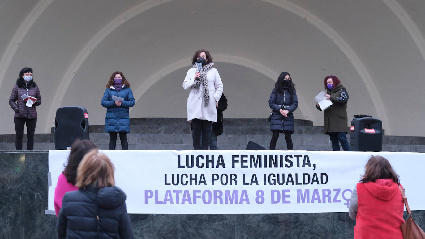 Fotos: Lectura del manifiesto de la Plataforma 8M en El Espolón