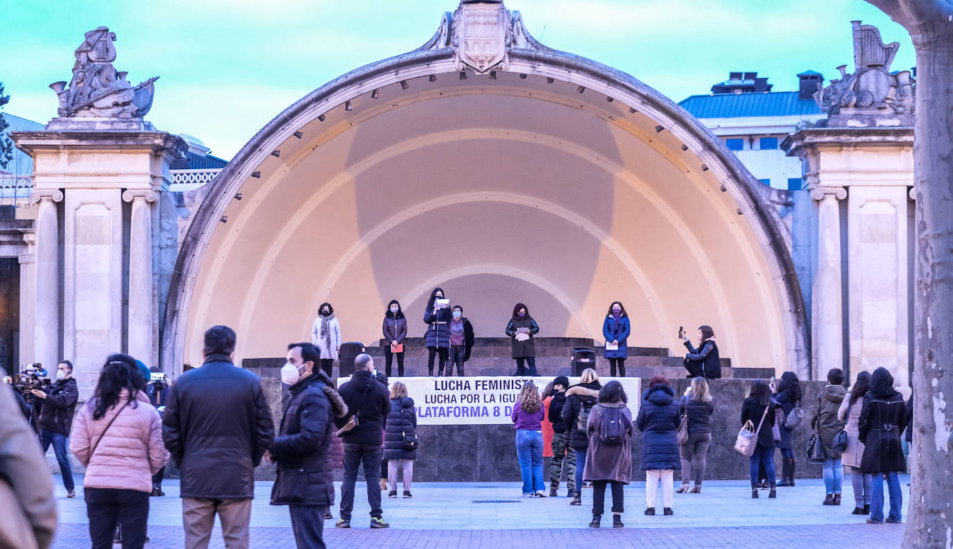 Fotos: Lectura del manifiesto de la Plataforma 8M en El Espolón