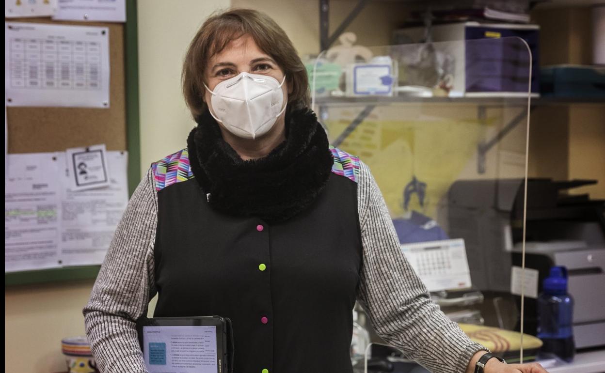 Clari Martínez, su tablet y su balón de baloncesto. 
