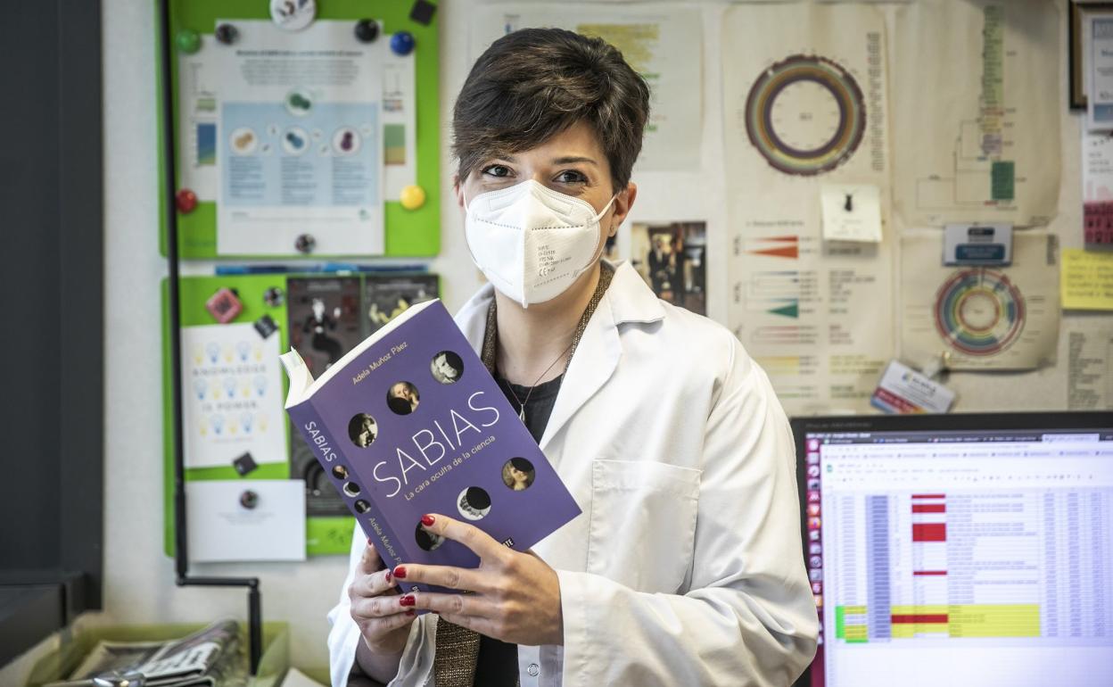 María de Toro posa en su despacho del CIBIR con el libro 'Sabias. La cara oculta de la ciencia', de Adela Muñoz Páez. 