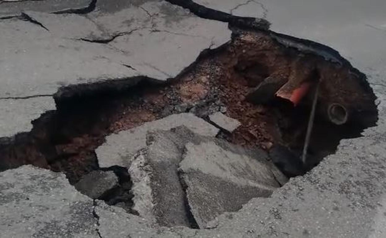 Detalle del socavón que quedó tras el hundimiento del firme. 