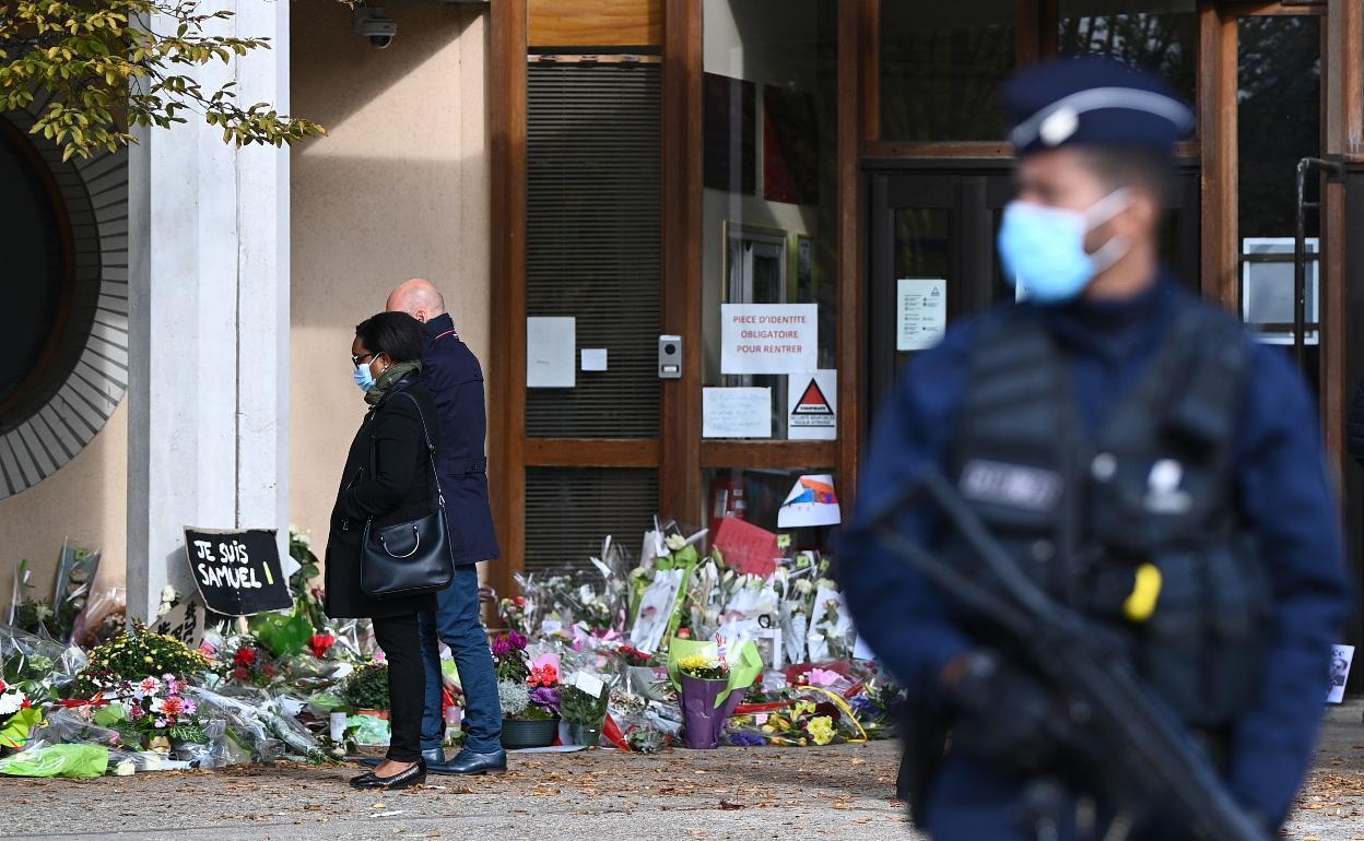 Imagen de la puerta del colegio tras el crimen. 