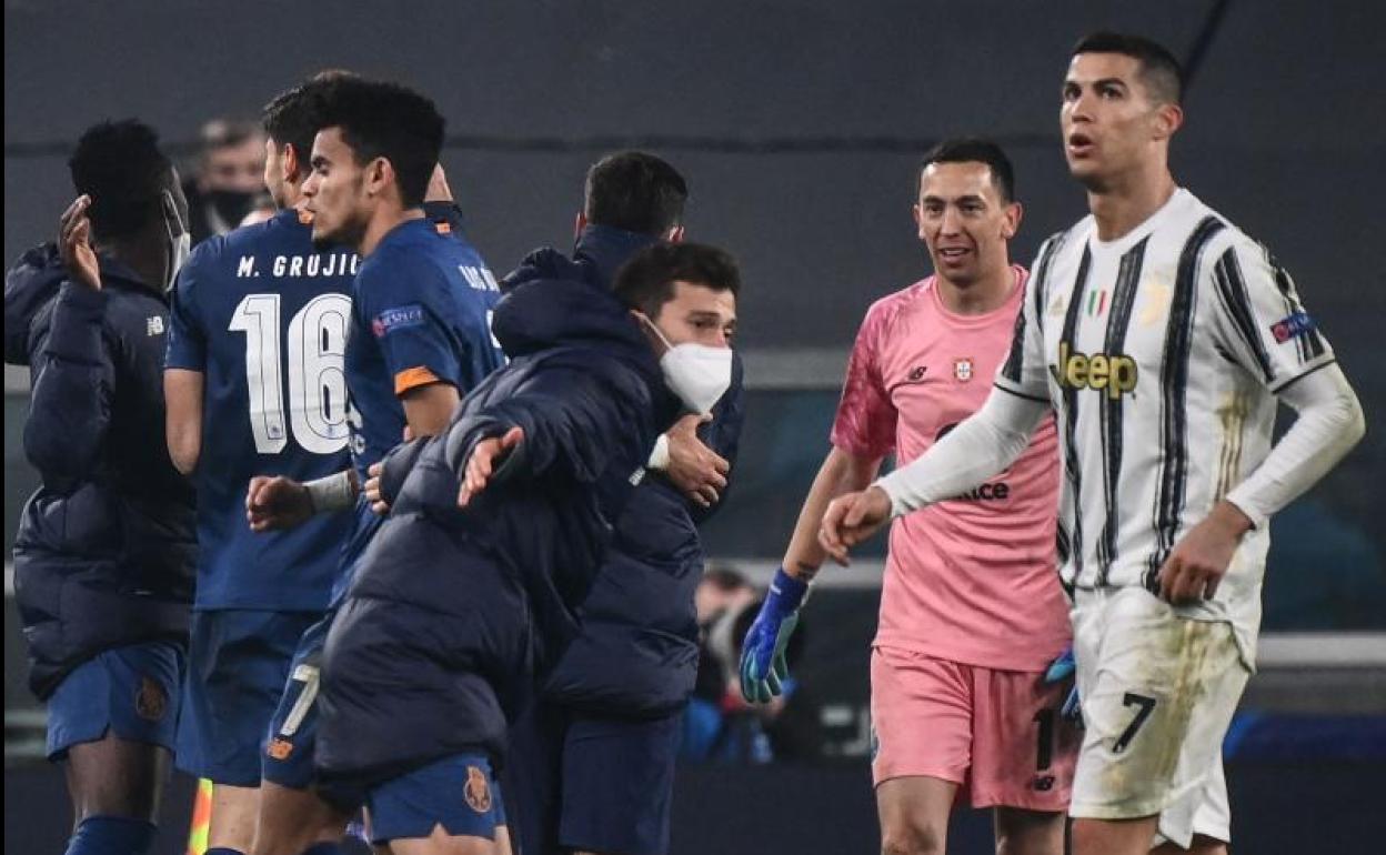 Cristiano Ronaldo abandona el césped ante la alegría de los jugadores del Oporto.