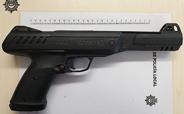 Pistola de aire compromido incautada por la Policía Local.