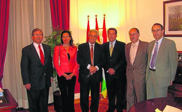 Nombramiento de Enrique Múgica como Socio de Honor.