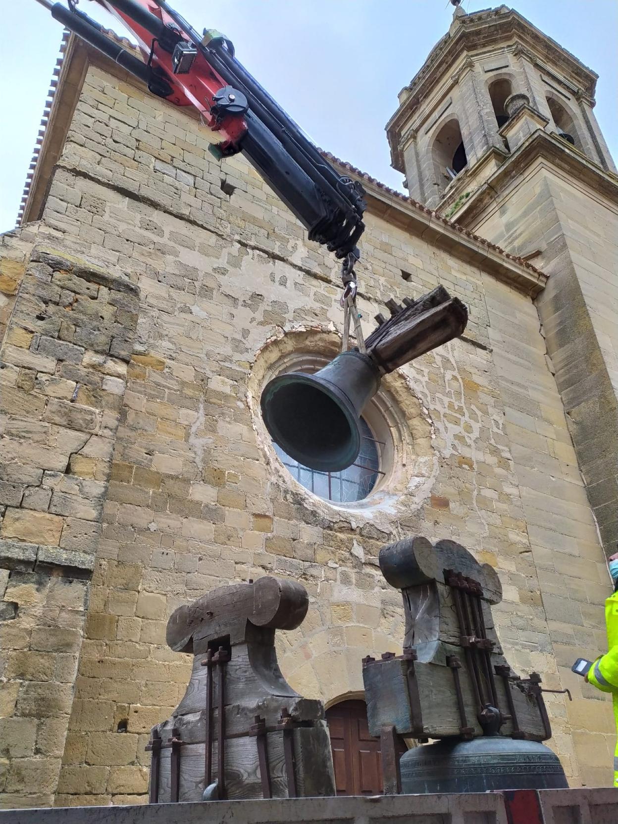 Labores de retirada de las campanas de la torre. 