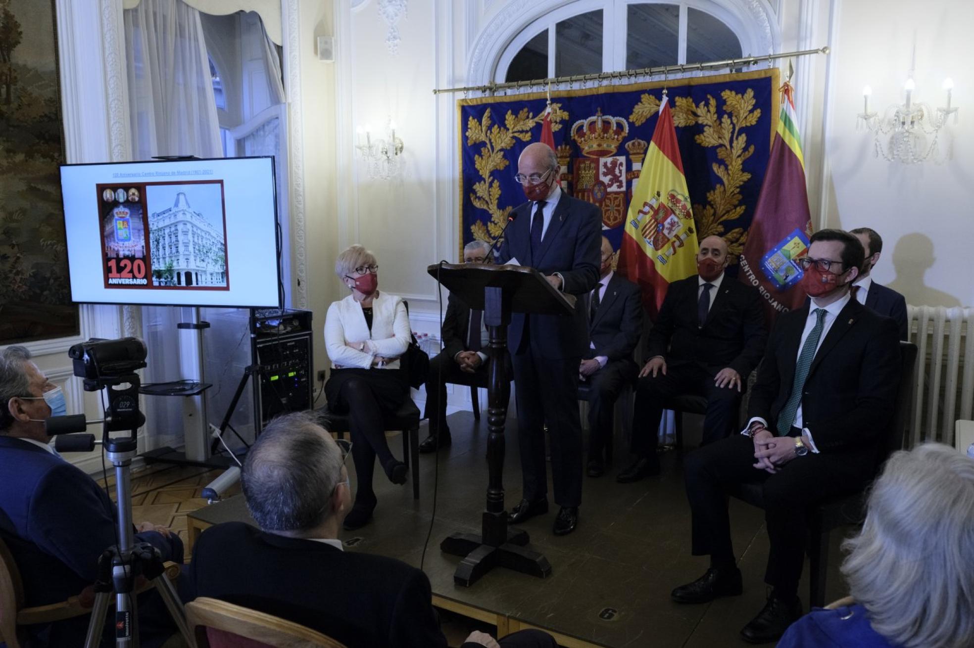 La junta de gobierno al completo, junto con el responsable de comunicación del 120 aniversario, durante el acto que se celebró en la tarde de ayer en la sede de la calle Serrano. 